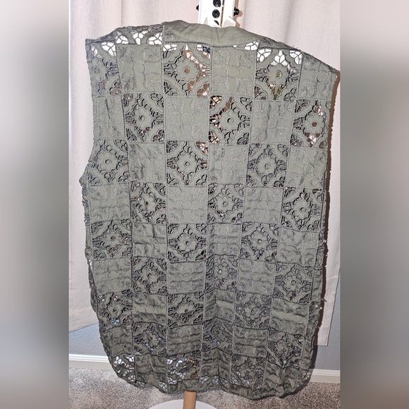 Openwork Embroidered top - Picture 3 of 3